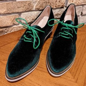 Forest green velvet oxford women's shoes with gold detail and faux wood heel